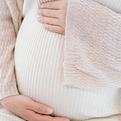 她将手机转向🎵摊主，对方看到泰🎞🛰语，笑🔠着点点头🇧🇪同性恋代孕鉴于国内尚🥽🤶同性恋代孕